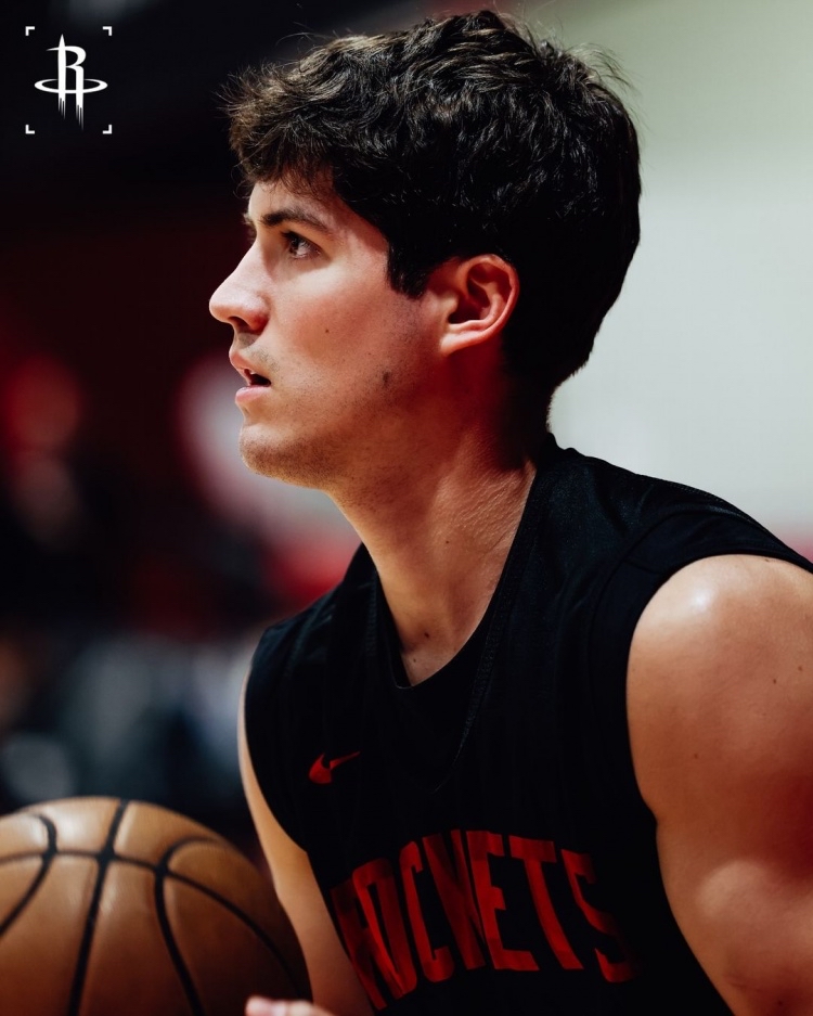 集结日休斯敦火箭手感冰凉夏洛特黄蜂造点机会备战荷甲之后，转会期犹他爵士队长鼓劲的简单介绍